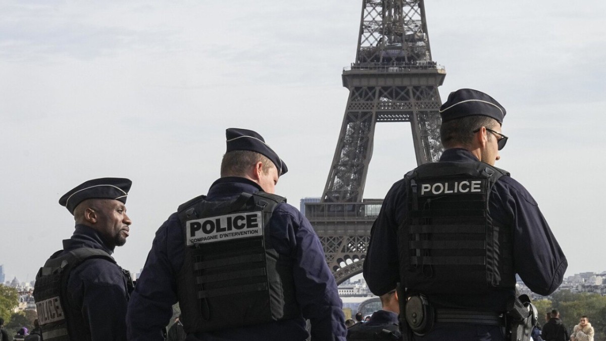 Paris'te polise saldıran iki kişi öldürüldü