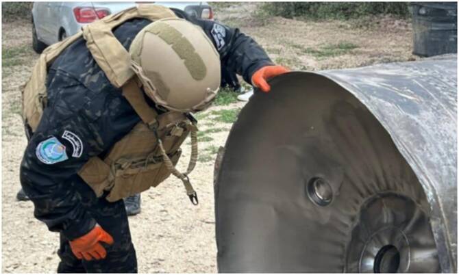 Filistin polisi, Hebron yakınlarında İran füzesinin parçalarını kaldırdı.