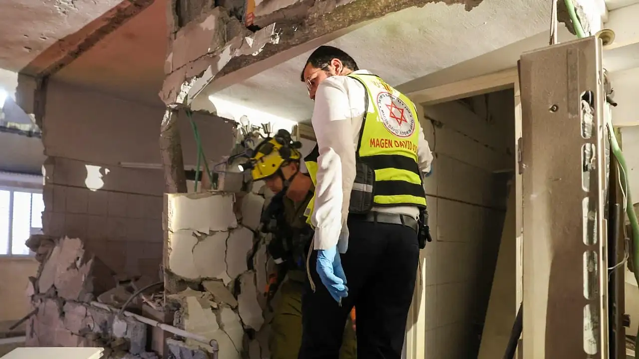 İran'ın son füze saldırısında İsrail'de en az 12 kişi yaralandı