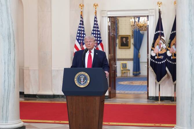 Trump'ın İran'a yönelik saldırıların devam edeceğini söylemesinin ardından petrol fiyatları %7'den fazla arttı.