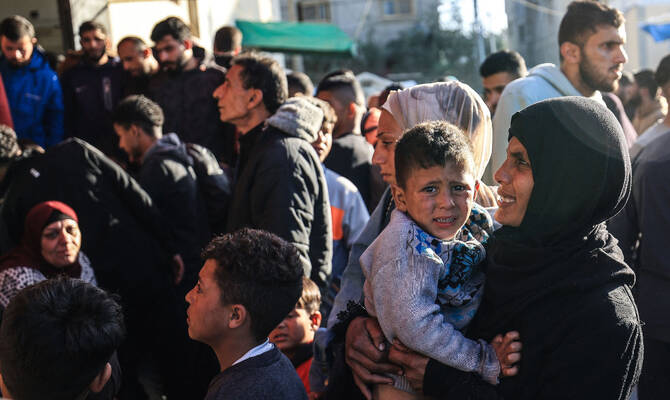 İsrail'in Gazze'deki bir okul yakınlarına düzenlediği hava saldırısında en az 10 kişi öldü